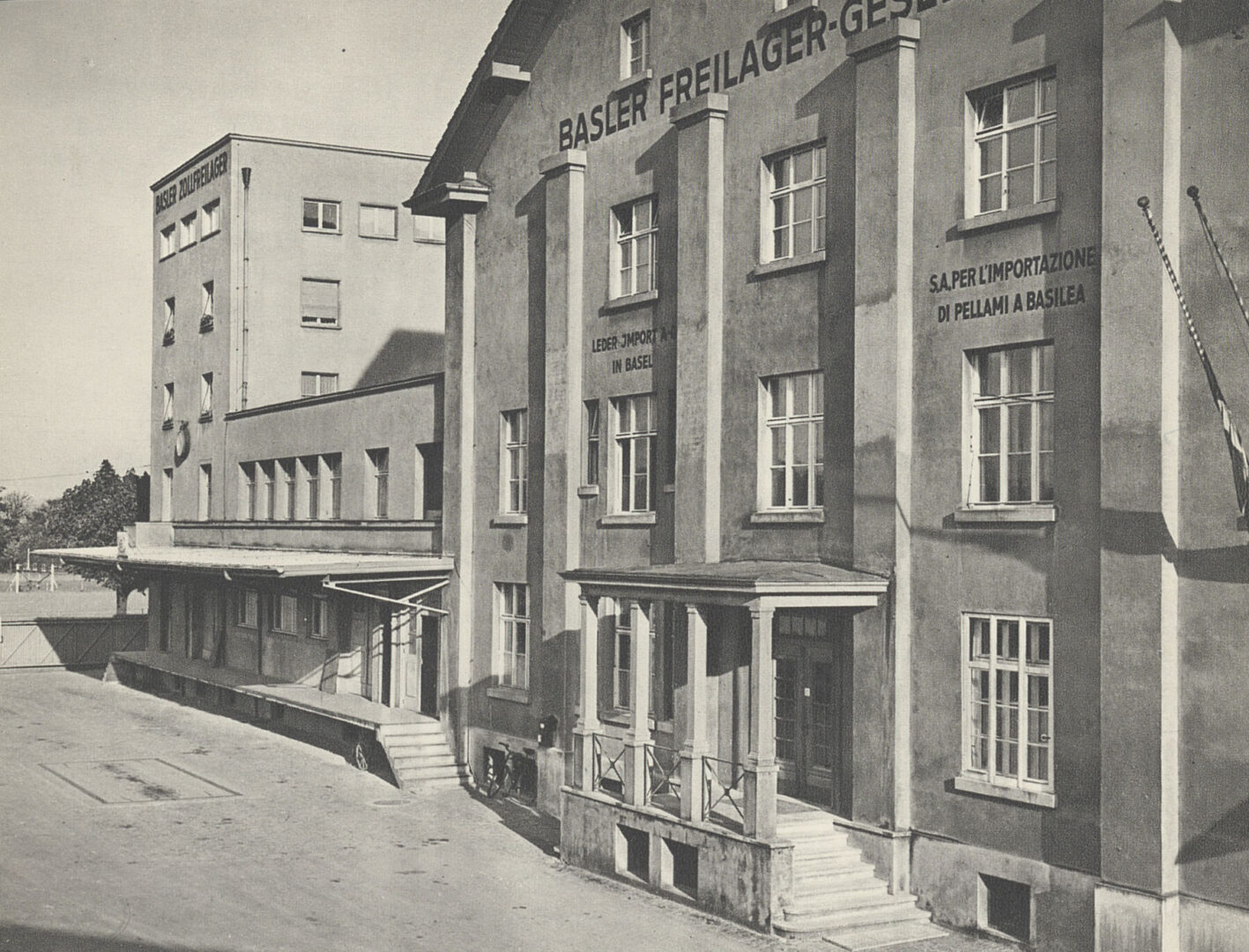 Gebäude mit der Aufschrift "Basler Freilager-Gesellschaft" an der Fassade.