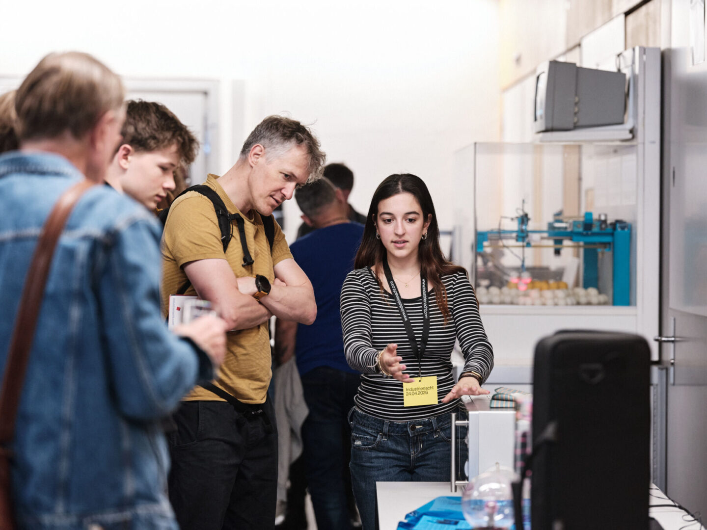 Eine Gruppe von Menschen besucht eine Industrieausstellung.