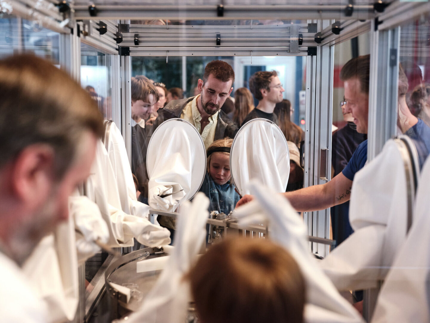 Menschen in einer Frisörschule bei der Arbeit.