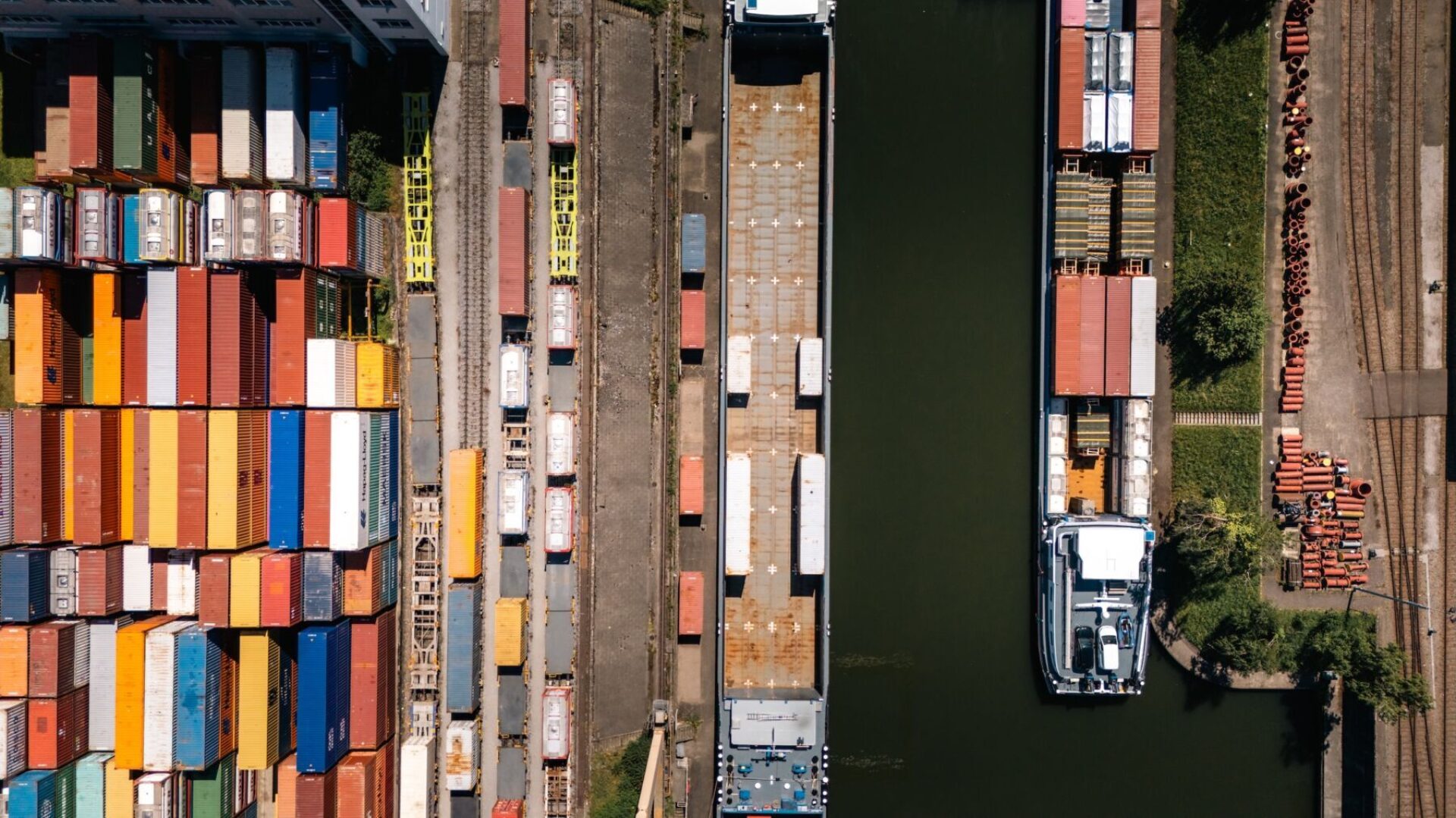 Ein Frachtschiff transportiert Container auf einem Fluss.