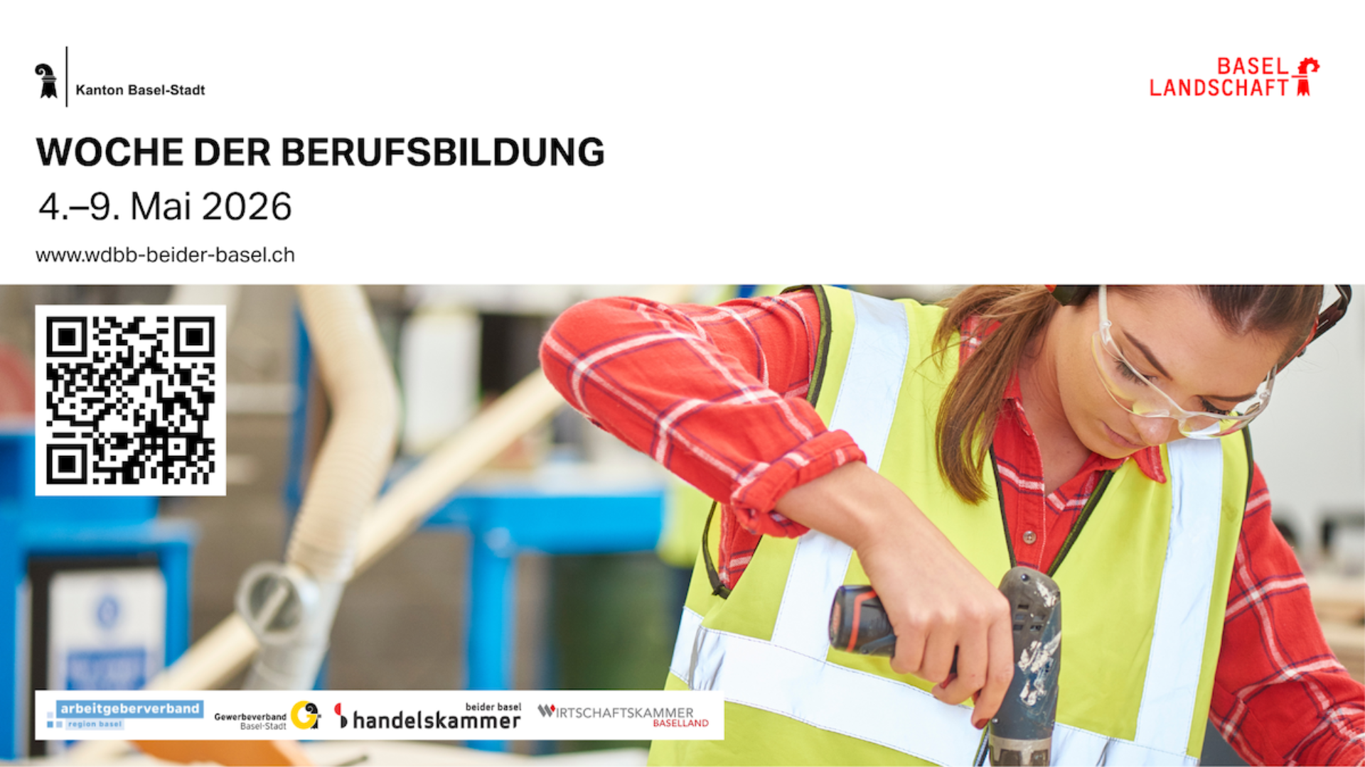 Eine Person in Schutzausrüstung arbeitet mit einem Werkzeug in einer Werkstatt.